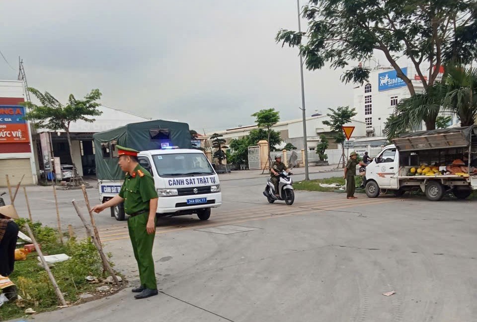 Công an phường Kinh Môn tăng cường lập lại trật tự an toàn giao thông, trật tự đô thị